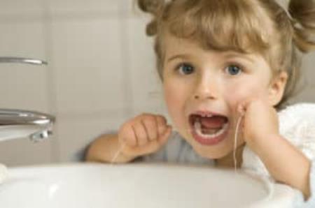 آموزش استفاده از نخ دندان برای کودکان